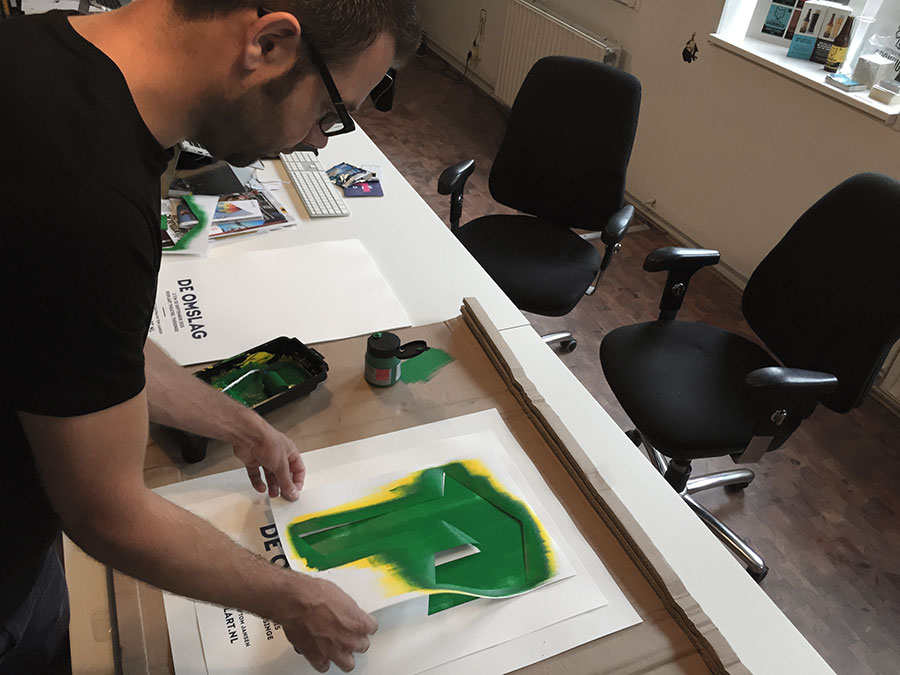 Met de hand werden alle 212 affiches in de juiste kleur bedrukt.