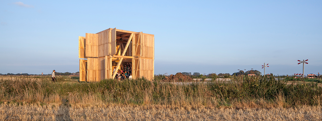 Dit is een foto van het Poplart Theatre in het Groninger land naast een spoorweg.